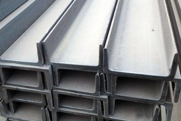 Besi WF Tumpukan besi WF (Wide Flange) sebagai bahan struktur rangka kanopi dan konstruksi bangunan berat.