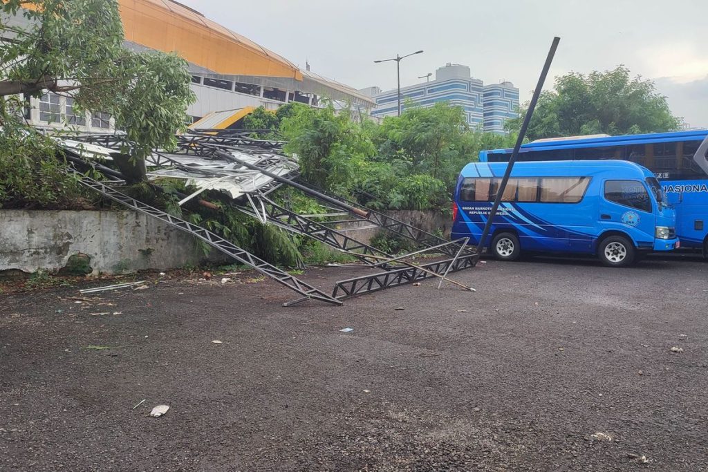 Kerangka kanopi roboh akibat angin kencang di area parkir bus BNN Cawang