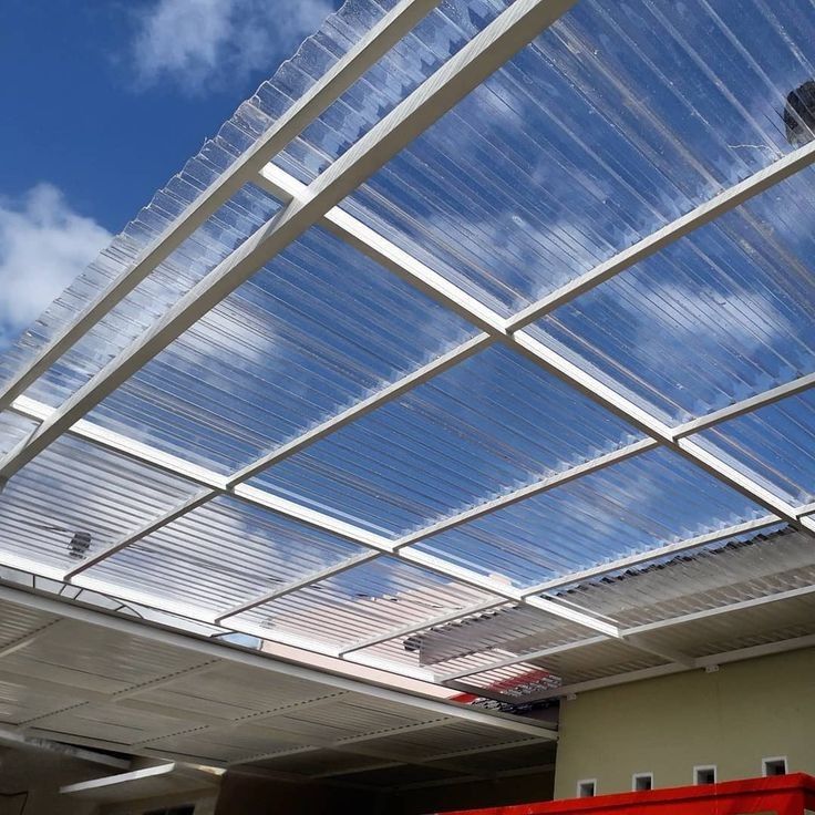 Bengkel kanopi sedang memasang kanopi polycarbonate tahan UV