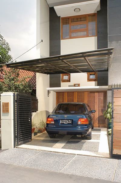 Kanopi gantung tanpa tiang untuk garasi rumah minimalis, menciptakan area parkir luas dan bersih dengan desain modern elegan.