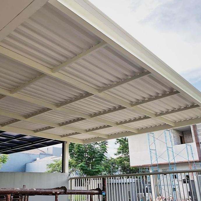 Kanopi uPVC pada garasi rumah minimalis, menampilkan desain modern dan fungsional yang melindungi kendaraan dari cuaca.