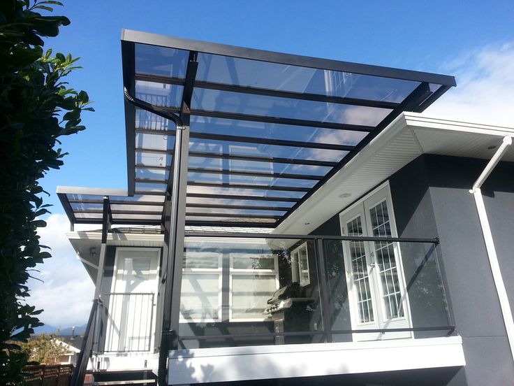 Kanopi kaca tempered rangka besi hollow hitam elegan untuk balkon rumah minimalis modern