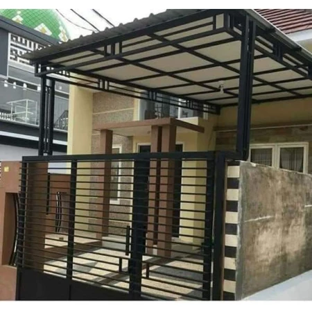 Kanopi Alderon Double Layer dengan rangka besi hollow hitam terpasang di lantai dua rumah modern, dilengkapi pagar besi minimalis berwarna hitam.