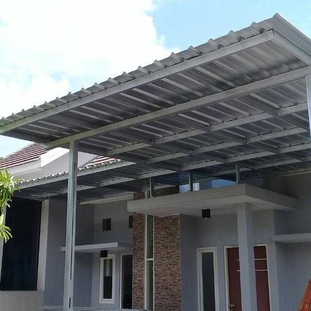 Kanopi baja ringan atap alderon double layer dipasang rapi di teras rumah minimalis modern