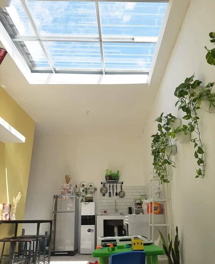 Kanopi dapur belakang menyatu dengan taman hijau, menciptakan nuansa alami dan terbuka