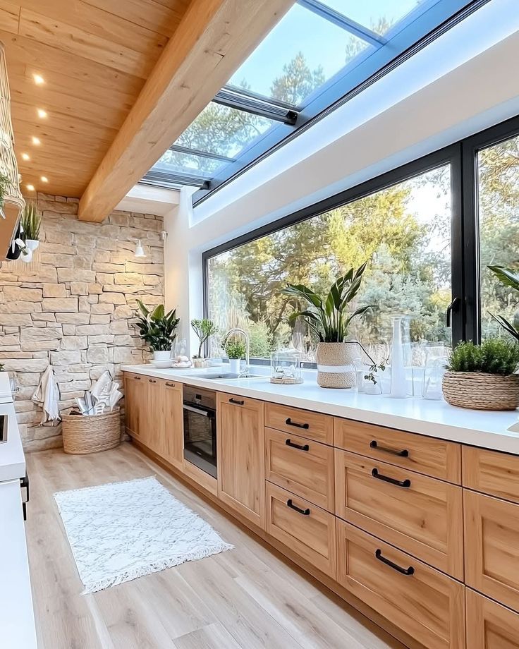 Kanopi dapur atap skylight kecil yang memberikan aksen cahaya alami secara elegan