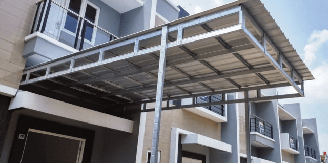 Pemasangan kanopi galvalum di depan rumah tropis minimalis.