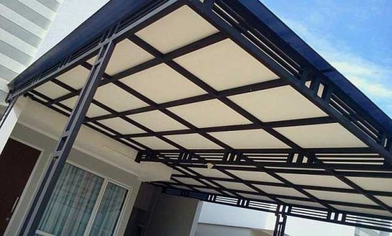 Kanopi polikarbonat transparan terpasang di rumah modern, desain elegan dari Bengkel Kanopi untuk perlindungan dan pencahayaan alami.