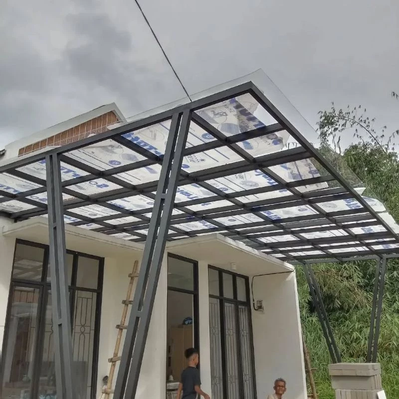 Kanopi solarflat bening rangka besi hollow desain miring untuk teras rumah minimalis