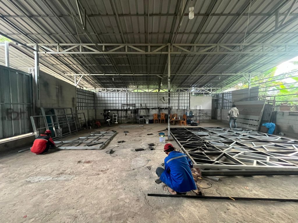 Proses pembuatan rangka kanopi besi oleh bengkel kanopi di Depok sebagai contoh kanopi custom yang kuat dan estetik.