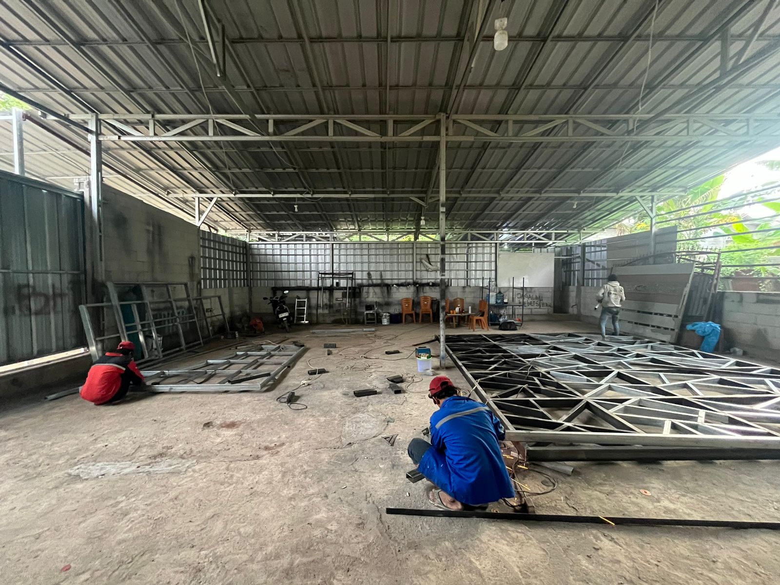 Proses pembuatan rangka kanopi besi oleh bengkel kanopi di Depok sebagai contoh kanopi custom yang kuat dan estetik.