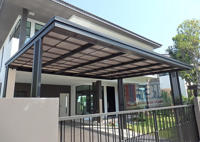 Kanopi carport rumah modern dengan rangka besi WF/UNP berwarna hitam, dirancang kokoh untuk menghadapi panas dan hujan ekstrem.