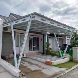 Kanopi atap spandek biasa Kanopi rumah minimalis dengan rangka besi putih dan atap spandek biasa, desain modern yang ekonomis dan cocok untuk carport rumah tinggal.