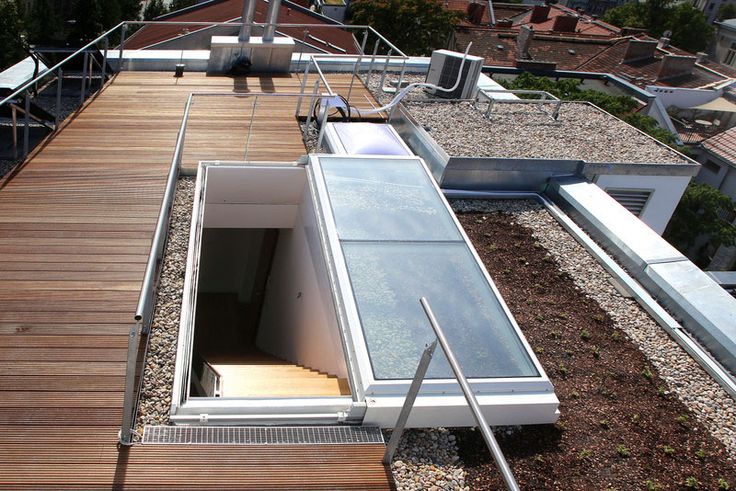 Kanopi sliding manual atap kacaa Kanopi sliding manual di rooftop rumah modern, berfungsi sebagai atap tangga yang dapat digeser untuk akses cahaya dan udara alami.