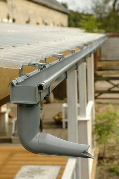 Sistem drainase kanopi rumah dengan talang air PVC abu-abu dan atap transparan, dirancang untuk mengalirkan air hujan secara efisien dan mencegah bocor