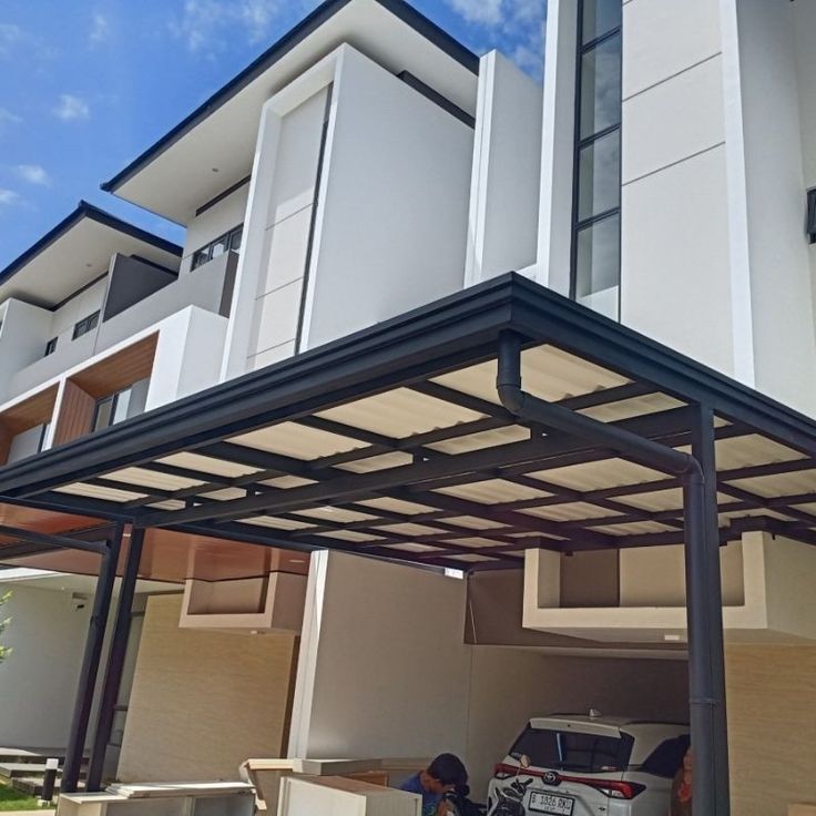 Kanopi baja ringan modern di rumah minimalis, dipasang oleh jasa kanopi terpercaya dengan kualitas ekonomis dan tahan lama.