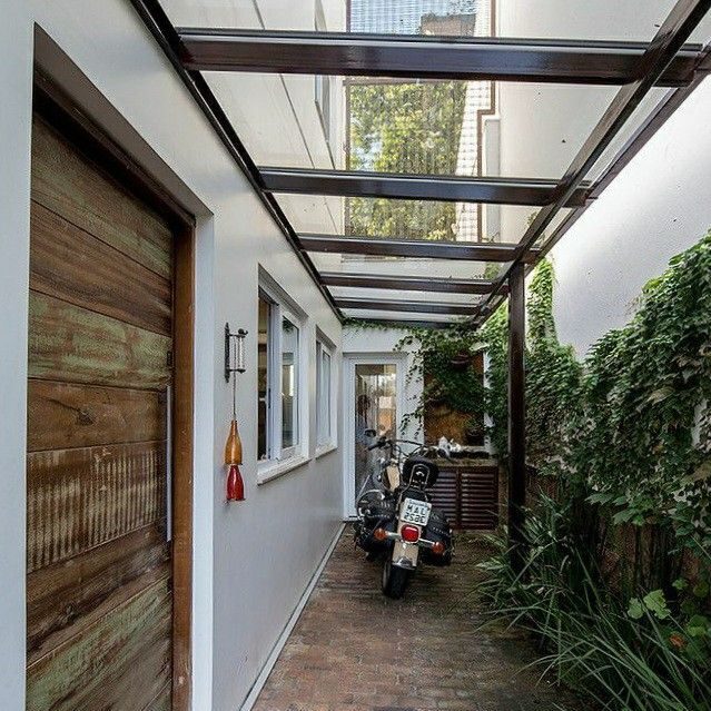 Kanopi Kaca Tampered Desain kanopi minimalis berbahan kaca untuk lorong samping rumah, mencerminkan inspirasi desain kanopi yang stylish dan fleksibel.