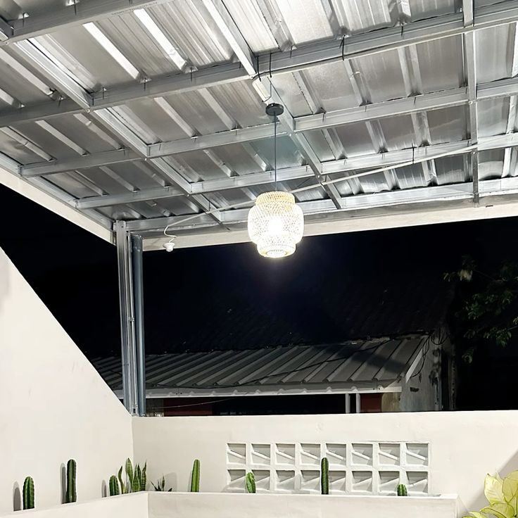Kanopi baja ringan Inspirasi desain kanopi minimalis untuk area outdoor rumah, dengan atap galvalum dan pencahayaan gantung stylish yang cocok untuk taman belakang.